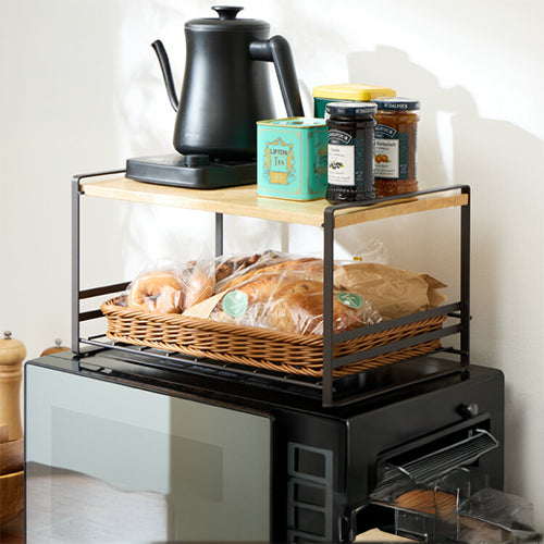 日本製 燕三条 洗えるバスケット付きレンジ上ラック 棚付き トースターラック 木天板 ラタン調 かご 収納付き 家電上ラック キッチンラック カウンター上収納 ホワイト 白(代引不可)